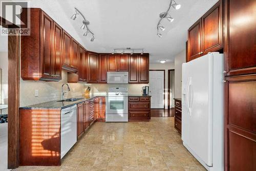 63 Douglas Park Boulevard Se, Calgary, AB - Indoor Photo Showing Kitchen