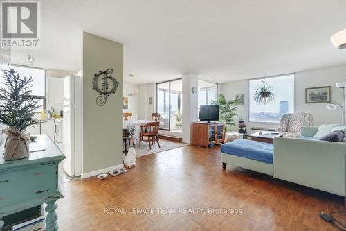 1004 - 40 Arthur Street E, Ottawa, ON - Indoor Photo Showing Living Room