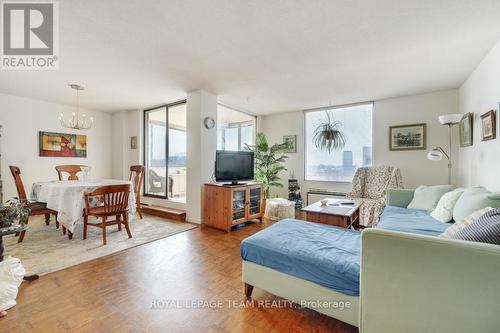 1004 - 40 Arthur Street E, Ottawa, ON - Indoor Photo Showing Living Room