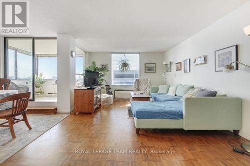 1004 - 40 Arthur Street E, Ottawa, ON - Indoor Photo Showing Living Room