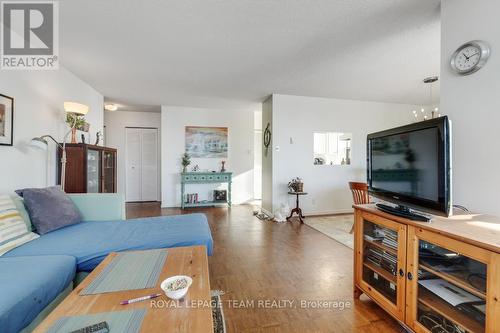 1004 - 40 Arthur Street E, Ottawa, ON - Indoor Photo Showing Living Room