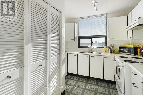 1004 - 40 Arthur Street E, Ottawa, ON - Indoor Photo Showing Kitchen With Double Sink
