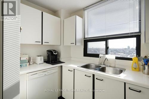 1004 - 40 Arthur Street E, Ottawa, ON - Indoor Photo Showing Kitchen With Double Sink