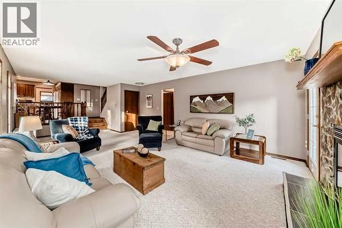 128 Dickenson Crescent, Red Deer, AB - Indoor Photo Showing Living Room