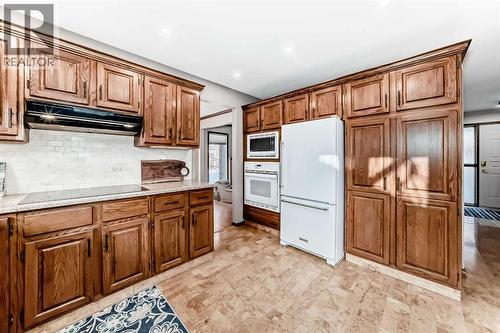 128 Dickenson Crescent, Red Deer, AB - Indoor Photo Showing Kitchen
