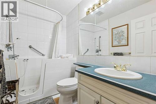 312 Prominence Heights Sw, Calgary, AB - Indoor Photo Showing Bathroom