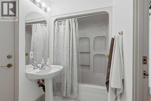 64 Patterson Mews Sw, Calgary, AB - Indoor Photo Showing Bathroom
