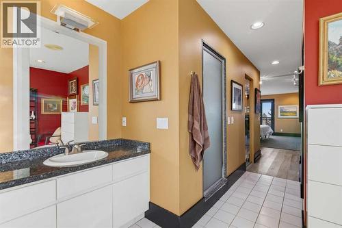 64 Patterson Mews Sw, Calgary, AB - Indoor Photo Showing Bathroom