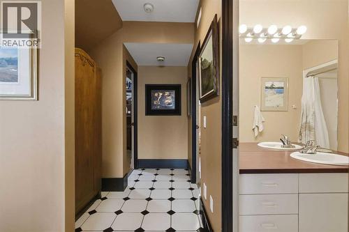 64 Patterson Mews Sw, Calgary, AB - Indoor Photo Showing Bathroom
