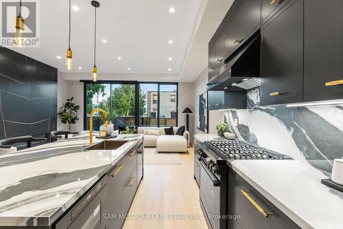 1090 Ella Avenue, Mississauga, ON - Indoor Photo Showing Kitchen With Upgraded Kitchen