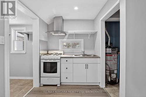 40 Longtent Avenue, Fort Erie (Lakeshore), ON - Indoor Photo Showing Kitchen With Double Sink