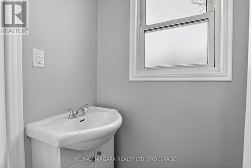 40 Longtent Avenue, Fort Erie (Lakeshore), ON - Indoor Photo Showing Bathroom