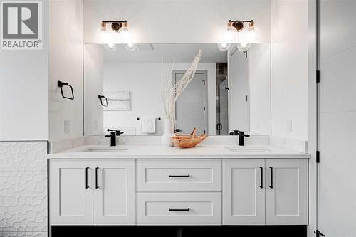 4615 82 Street Nw, Calgary, AB - Indoor Photo Showing Bathroom