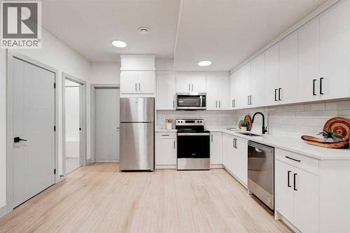 4615 82 Street Nw, Calgary, AB - Indoor Photo Showing Kitchen