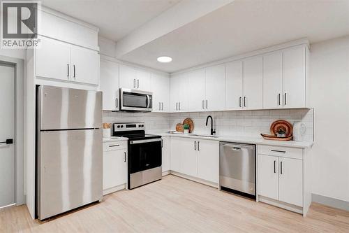 4615 82 Street Nw, Calgary, AB - Indoor Photo Showing Kitchen