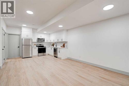 4615 82 Street Nw, Calgary, AB - Indoor Photo Showing Kitchen