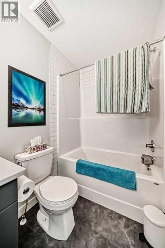115 Wolf Hollow Park Se, Calgary, AB - Indoor Photo Showing Bathroom