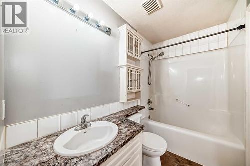 205, 7 Lineham Avenue, Okotoks, AB - Indoor Photo Showing Bathroom