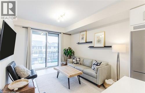 10 Esplanade Lane Unit# 310, Grimsby, ON - Indoor Photo Showing Living Room