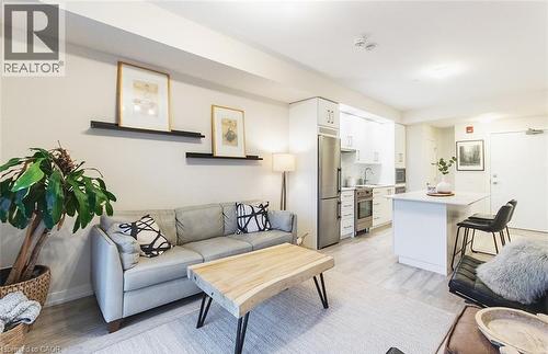 10 Esplanade Lane Unit# 310, Grimsby, ON - Indoor Photo Showing Living Room