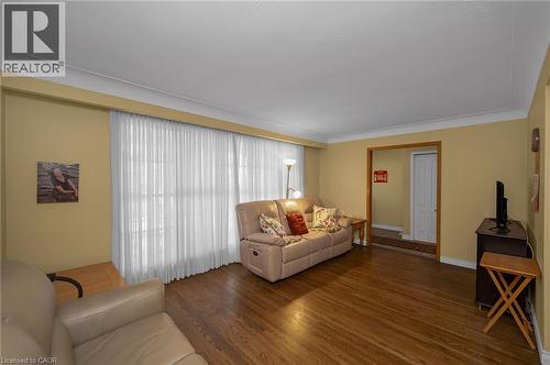 11 Crystal Court, Hamilton, ON - Indoor Photo Showing Living Room