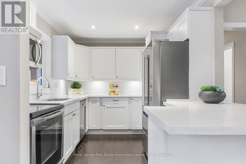 2176 Florian Road, Mississauga, ON - Indoor Photo Showing Kitchen With Upgraded Kitchen