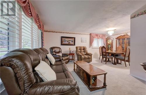 131 Gracefield Crescent, Kitchener, ON - Indoor Photo Showing Living Room