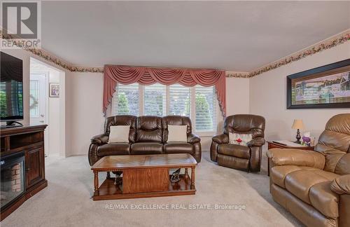 131 Gracefield Crescent, Kitchener, ON - Indoor Photo Showing Living Room