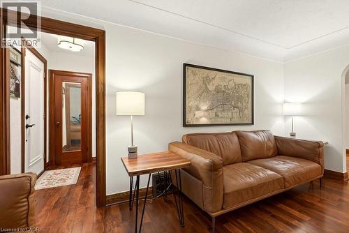 Fresh decor in the sunfilled living room - 17 Gary Avenue, Hamilton, ON - Indoor