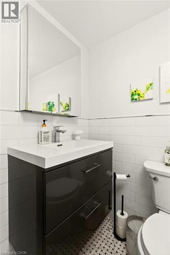 17 Gary Avenue, Hamilton, ON - Indoor Photo Showing Bathroom