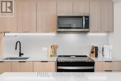 Quartz countertops and backsplahs - 