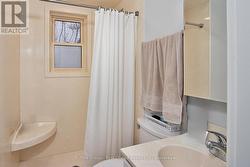 Main Floor - Bathroom - 