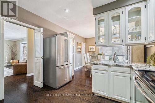 359 Pepper Drive, Burlington, ON - Indoor Photo Showing Kitchen With Upgraded Kitchen