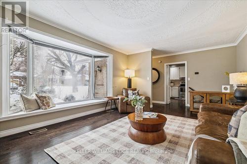 359 Pepper Drive, Burlington, ON - Indoor Photo Showing Living Room