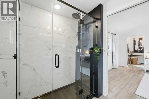 Primary Ensuite - 712 5 Street Nw, Calgary, AB - Indoor Photo Showing Bathroom