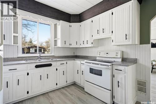 745 Elphinstone Street, Regina, SK - Indoor Photo Showing Kitchen
