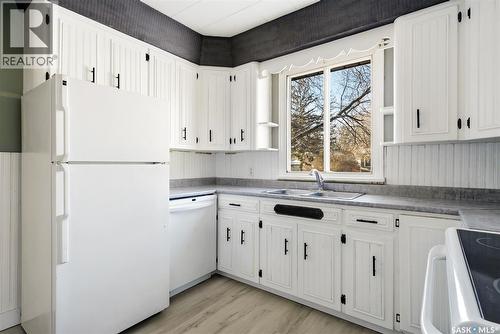 745 Elphinstone Street, Regina, SK - Indoor Photo Showing Kitchen With Double Sink