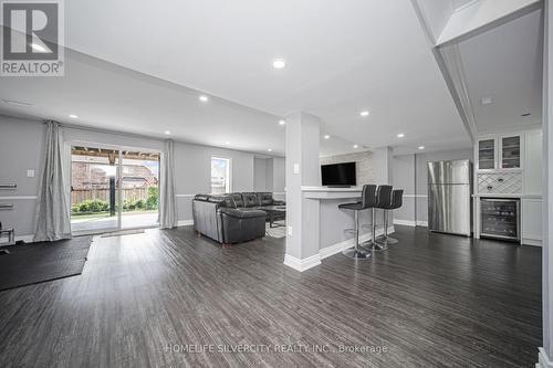 8 Mitchell Crescent, Mono, ON - Indoor Photo Showing Living Room