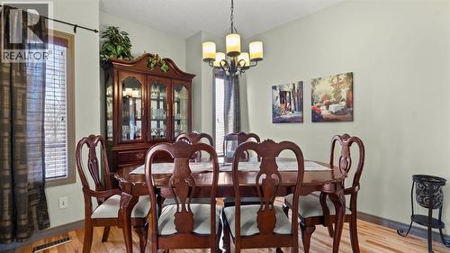 189 Rockyspring Terrace Nw, Calgary, AB - Indoor Photo Showing Dining Room