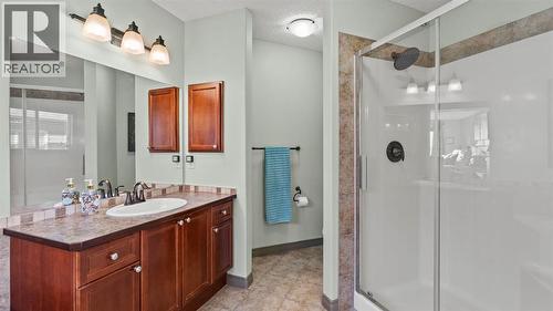 189 Rockyspring Terrace Nw, Calgary, AB - Indoor Photo Showing Bathroom