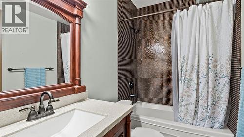 189 Rockyspring Terrace Nw, Calgary, AB - Indoor Photo Showing Bathroom