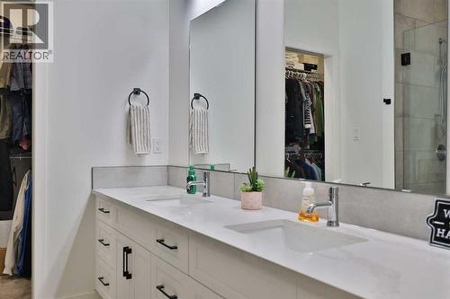 246 4A Street, Stirling, AB - Indoor Photo Showing Bathroom