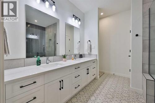 246 4A Street, Stirling, AB - Indoor Photo Showing Bathroom