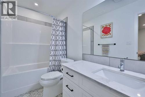246 4A Street, Stirling, AB - Indoor Photo Showing Bathroom