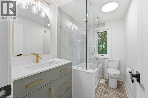 55 Jones Street, Hamilton, ON - Indoor Photo Showing Bathroom