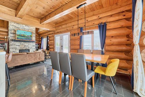 Salle à manger - 472 Ch. Champigny, Larouche, QC - Indoor Photo Showing Dining Room With Fireplace