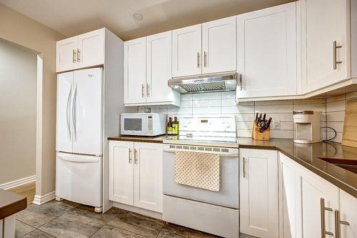 Cuisine - A-179 Av. De Navarre, Saint-Lambert, QC - Indoor Photo Showing Kitchen