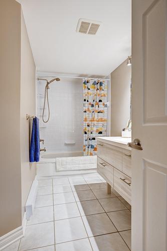 Salle de bains - A-179 Av. De Navarre, Saint-Lambert, QC - Indoor