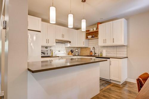 Cuisine - A-179 Av. De Navarre, Saint-Lambert, QC - Indoor Photo Showing Kitchen