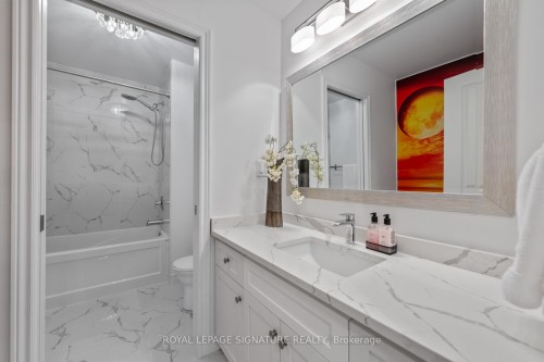 704 Robert Ferrie Drive, Kitchener, ON - Indoor Photo Showing Bathroom